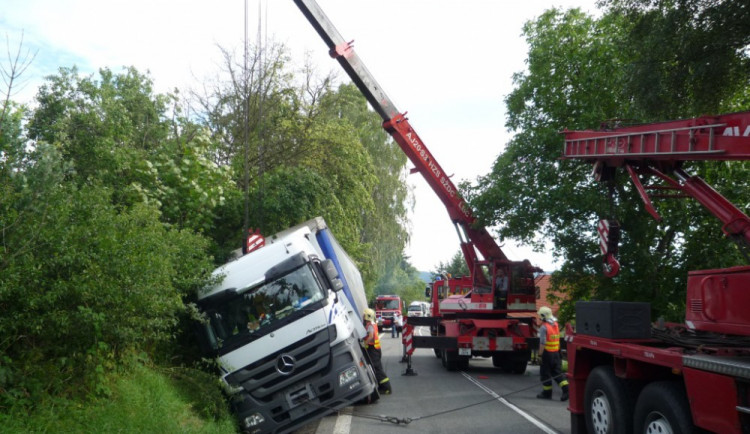 Vyprošťování kamionu zablokovalo frekventovanou silnici u Turnova