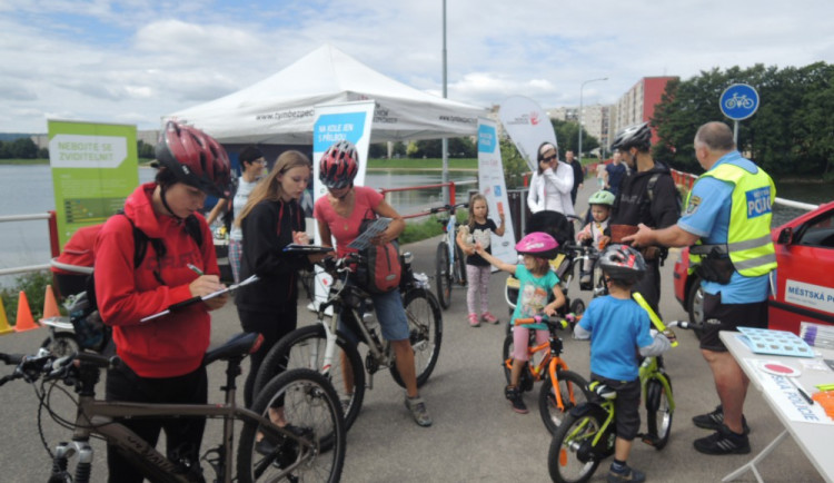 Jak bezpečně na kole? Strážníci společně s Týmem silniční bezpečnosti radili cyklistům