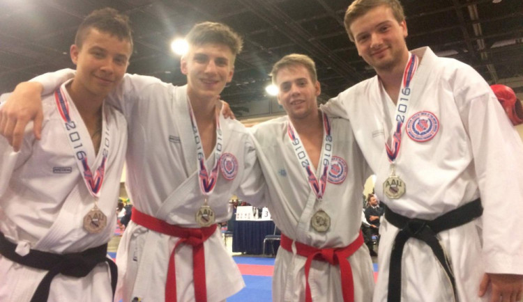 Kumite tým na Floridě, Filip Dittrich z Gryfu je třetí zleva