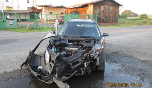 Při otáčení na silnici zranil motorkáře