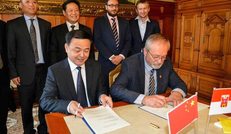 Liberec chce spolupracovat s čínskou metropolí Shijiazhuang. Obě města podepsala memorandum
