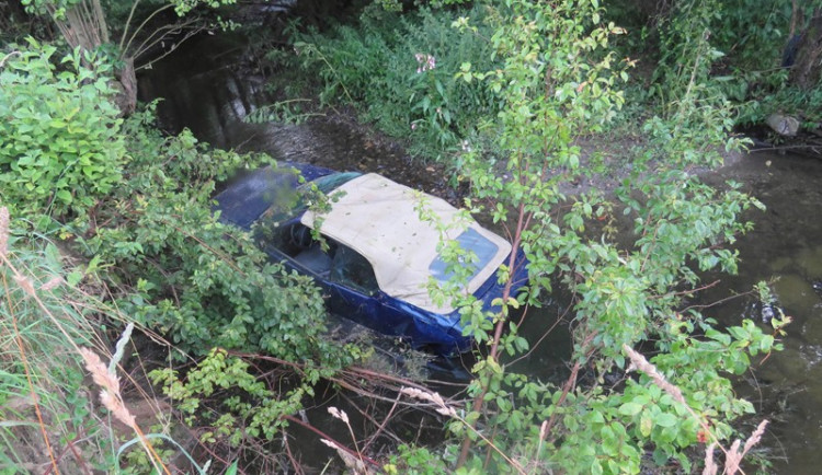 Řidička se vyhýbala srnce, své auto utopila v potoce