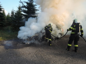 Požár osobního auta v Jizerkách způsobila technická závada