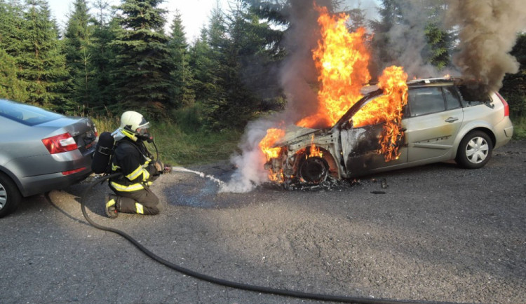 Požár osobního auta v Jizerkách způsobila technická závada