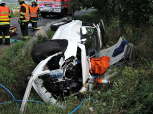 Hasiči museli po střetu s cisternou vystříhat posádku osobáku