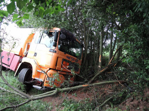 Hasiči museli po střetu s cisternou vystříhat posádku osobáku