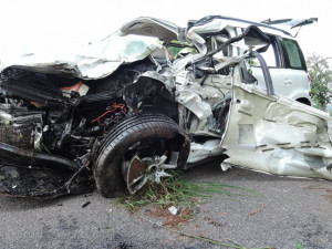 Hasiči museli po střetu s cisternou vystříhat posádku osobáku