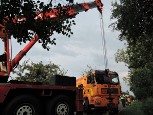 Hasiči museli po střetu s cisternou vystříhat posádku osobáku