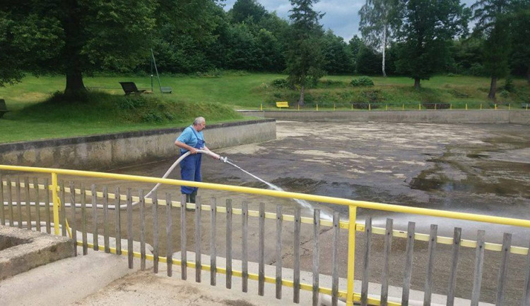 Koupaliště v Hejnicích museli po bouřce vypustit a vyčistit 