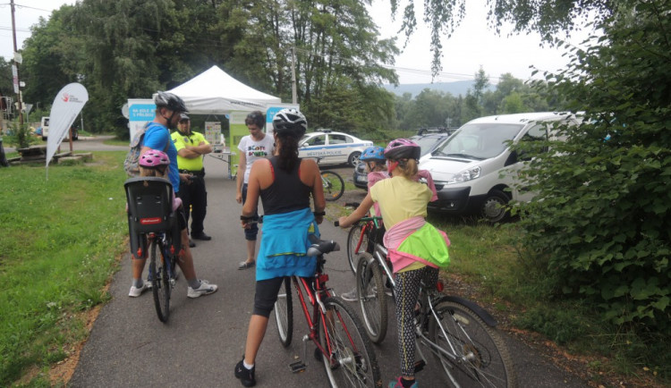 Jak bezpečně na kole, poradili českolipští strážníci společně s Týmem silniční bezpečnosti