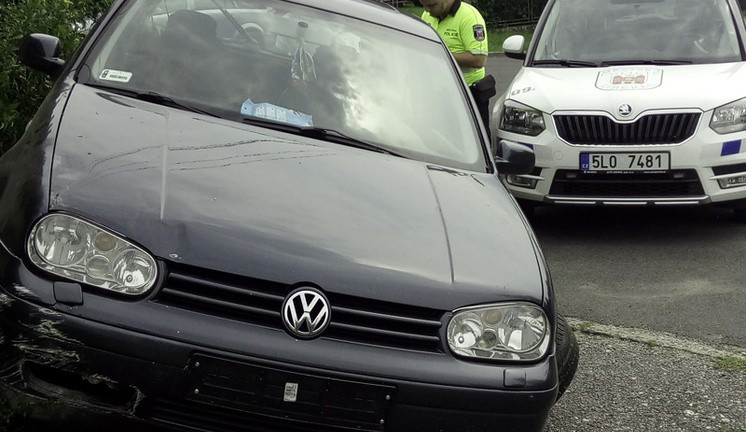 Mladík havaroval poté, co mu za jízdy upadlo kolo