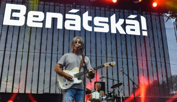 Festival Benátská! má za sebou první den, dnes vystoupí Tom Jones