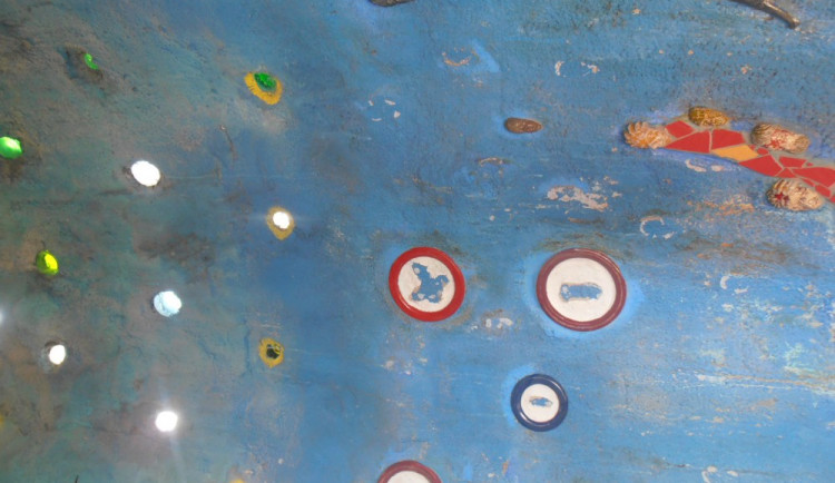 Socha před radnicí láká vandaly, během července z ní zmizelo 40 drobných částí