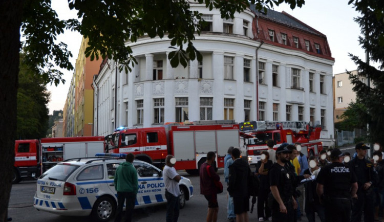 Kvůli požáru hasiči evakuovali z ubytovny 77 lidí