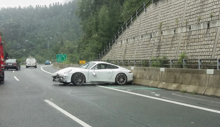 Na výpadovce z Liberce havarovalo Porsche, luxusní auto opřela jeho řidička o svodidla