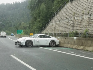 Na výpadovce z Liberce havarovalo Porsche, luxusní auto opřela jeho řidička o svodidla