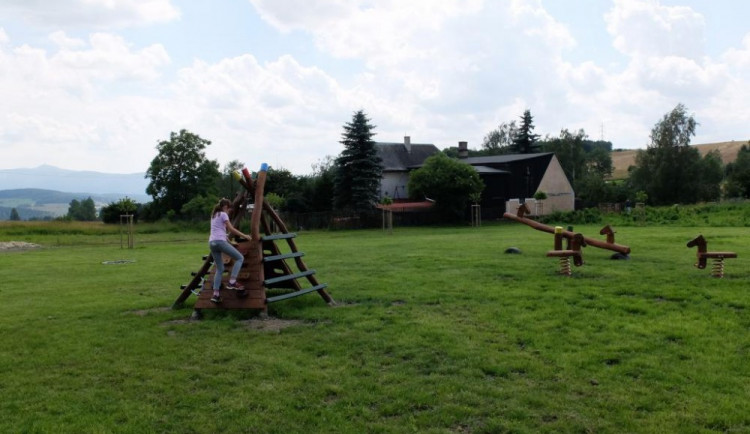 Nové setkávací místo v Albrechticích ožije letním kinem