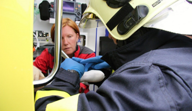 Hasiči museli poraněnému muži sundat prstýnek z ruky