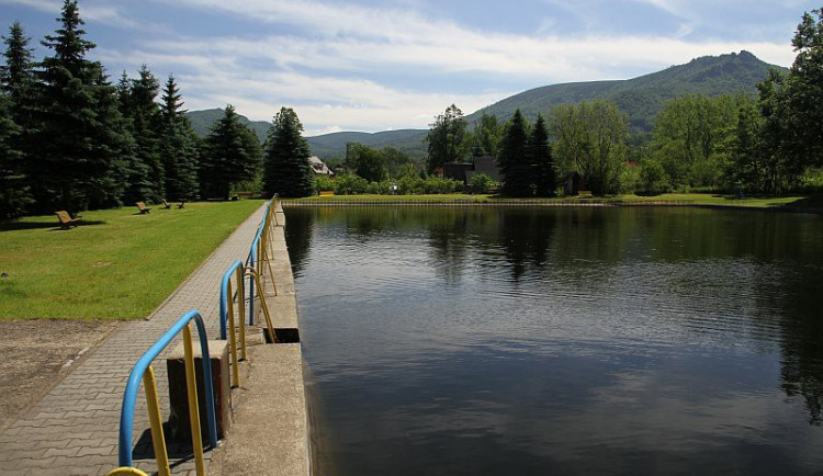 Koupaliště v Hejnicích museli po bouřce vypustit a vyčistit