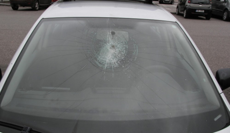 Poškozené čelní sklo