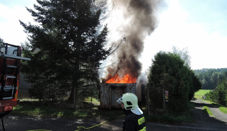 Požár kontejneru v Semilech.