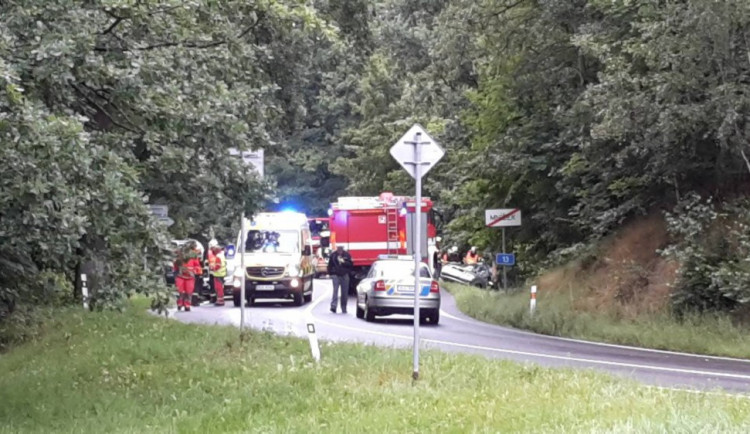 Vážná nehoda na okraji Mníšku zastavila provoz na silnici do Frýdlantu, minimálně jeden zraněný