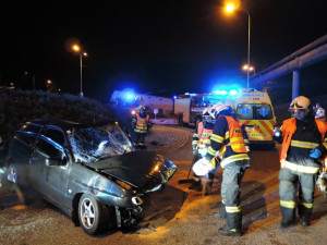 Řidič zranil sebe i tři spolucestující, naboural do středu kruhového objezdu
