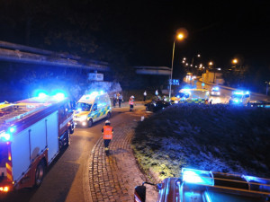 Řidič zranil sebe i tři spolucestující, naboural do středu kruhového objezdu