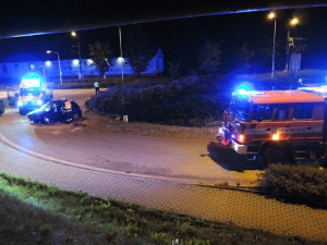 Řidič zranil sebe i tři spolucestující, naboural do středu kruhového objezdu