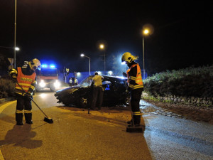 Řidič zranil sebe i tři spolucestující, naboural do středu kruhového objezdu