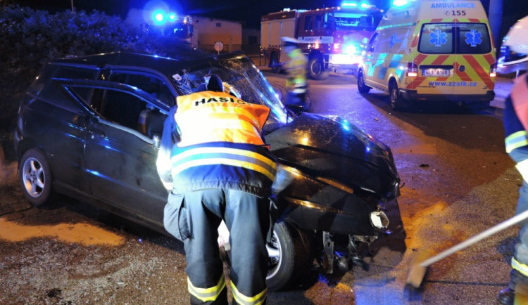Řidič zranil sebe i tři spolucestující, naboural do středu kruhového objezdu