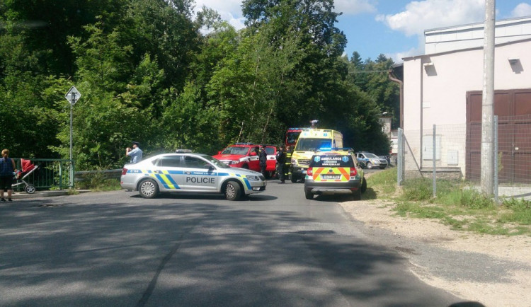 Opilý muž spadl do koryta Nisy, když mával na manželku