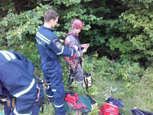 Hasiči zachraňovali paraglidistu z dvanáctimetrového buku