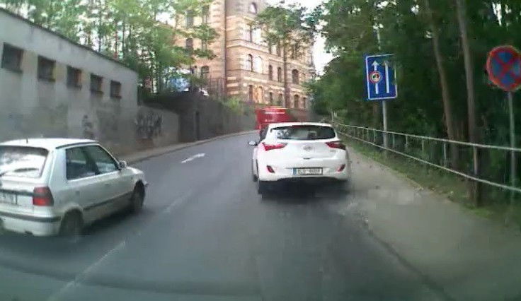 VIDEO: Řidič Hyundaie málem způsobil nehodu u OC Forum, jen se štěstím se protáhl mezi auty