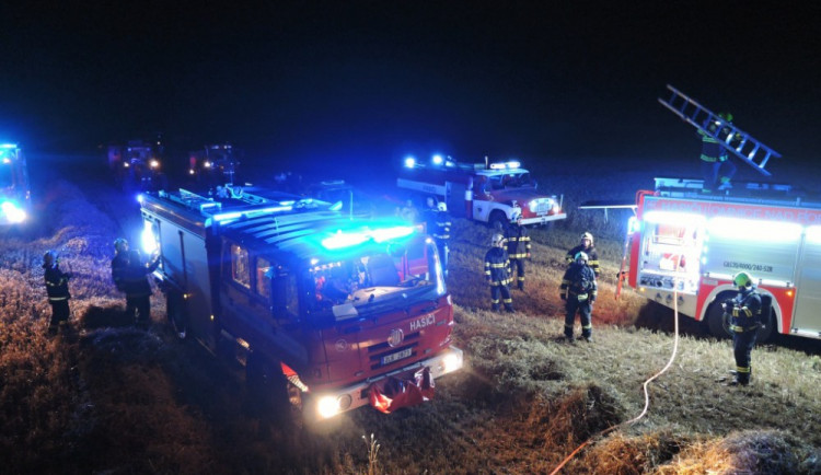 Pohotový kombajnér zachránil svůj stroj, prasklá hadička zapálila motorový prostor