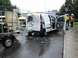 Nehoda dvou aut si vyžádala zranění jednoho člověka a psa