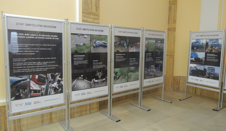Výstavu „STOP smrtelným nehodám“ se zastavila na jablonecké radnici