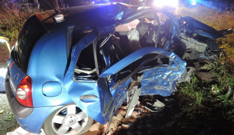 Další tragická nehoda. Na Frýdlantsku večer vyhasly dva životy po nárazu auta do stromu