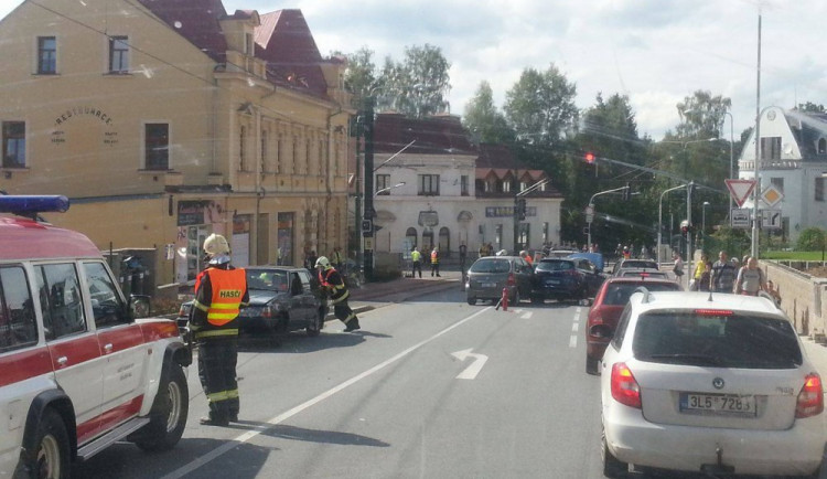 Frekventovanou silnici ve Vratislavicích zablokovala nehoda tří aut, řidiči trávili v koloně desítky minut