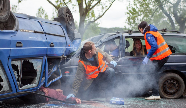 Hoří to, nebo nehoří? Jak se chovat při podezření na začínající požár havarovaného vozidla?