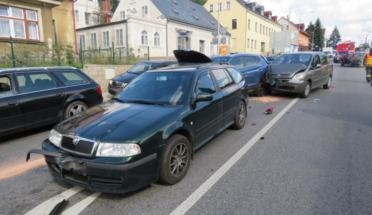 Hromadná nehoda pěti aut ve Vratislavicích, škoda jde do stovek tisíc korun