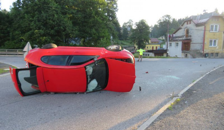 Řidič nedal přednost, se svým Seatem skončil na boku