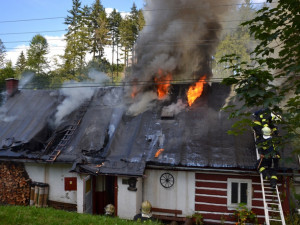 Roubenka v Jizerkách téměř lehla popelem, škoda se přibližuje k milionu korun