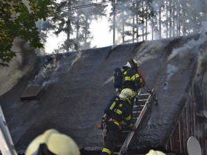 Roubenka v Jizerkách téměř lehla popelem, škoda se přibližuje k milionu korun