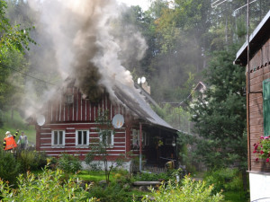 Roubenka v Jizerkách téměř lehla popelem, škoda se přibližuje k milionu korun