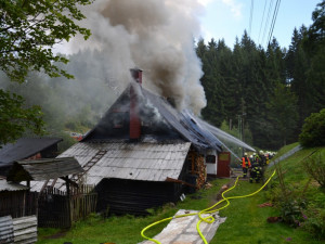 Roubenka v Jizerkách téměř lehla popelem, škoda se přibližuje k milionu korun