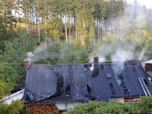 Roubenka v Jizerkách téměř lehla popelem, škoda se přibližuje k milionu korun