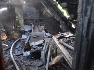 Roubenka v Jizerkách téměř lehla popelem, škoda se přibližuje k milionu korun