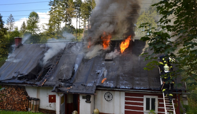 Roubenka v Jizerkách téměř lehla popelem, škoda se přibližuje k milionu korun