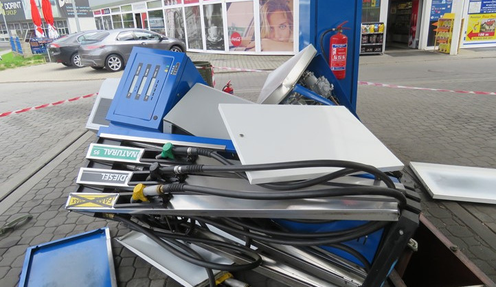 Neopatrný řidič vyvrátil stojan na čerpací stanici v Doubské ulici